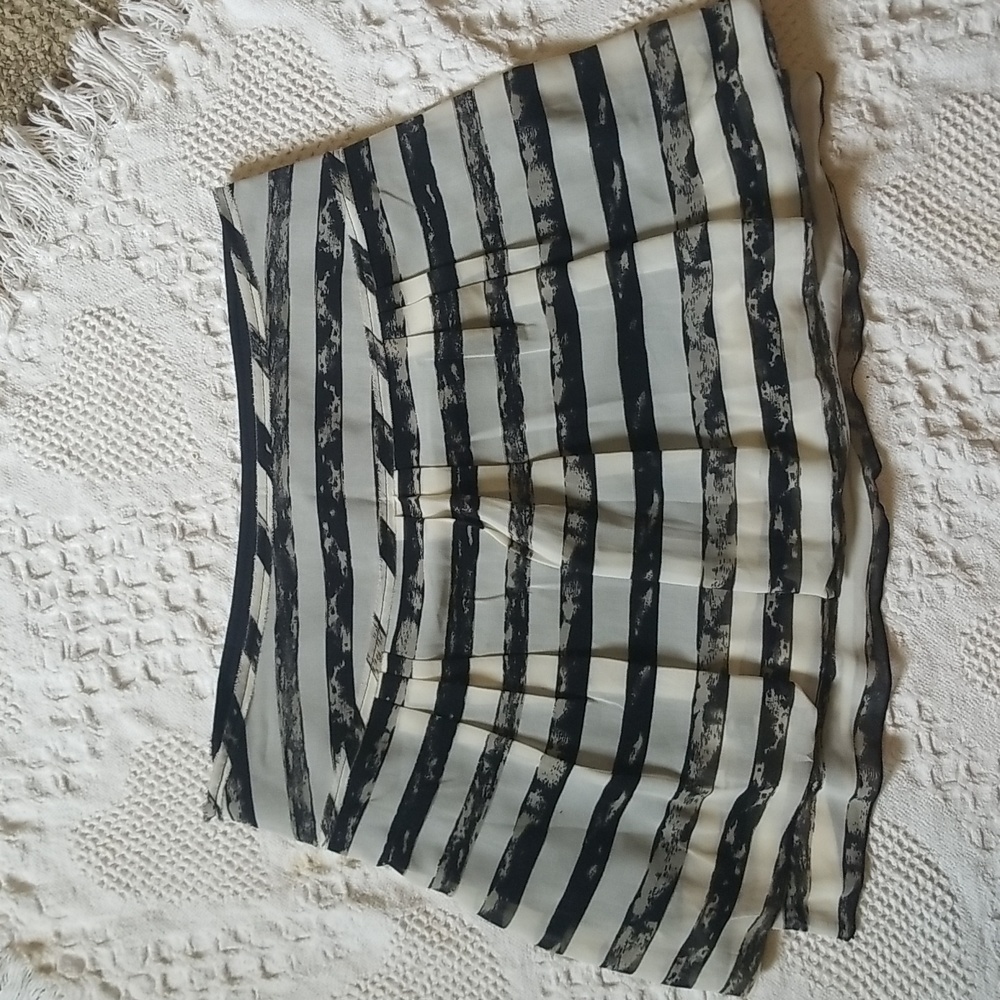 GAP size 2 black and cream layered short skirt